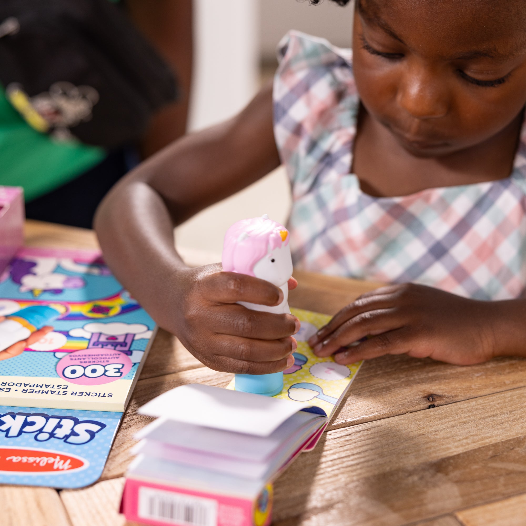 Sticker WOW!™ Unicorn Bundle: Activity Pad & Sticker Stamper + Mini Activity Pad and 200 Refill Stickers - Image 4