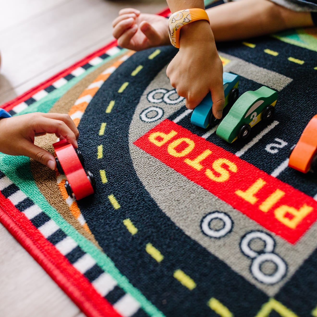 Round the Speedway Race Track Rug & Car Set - Image 5